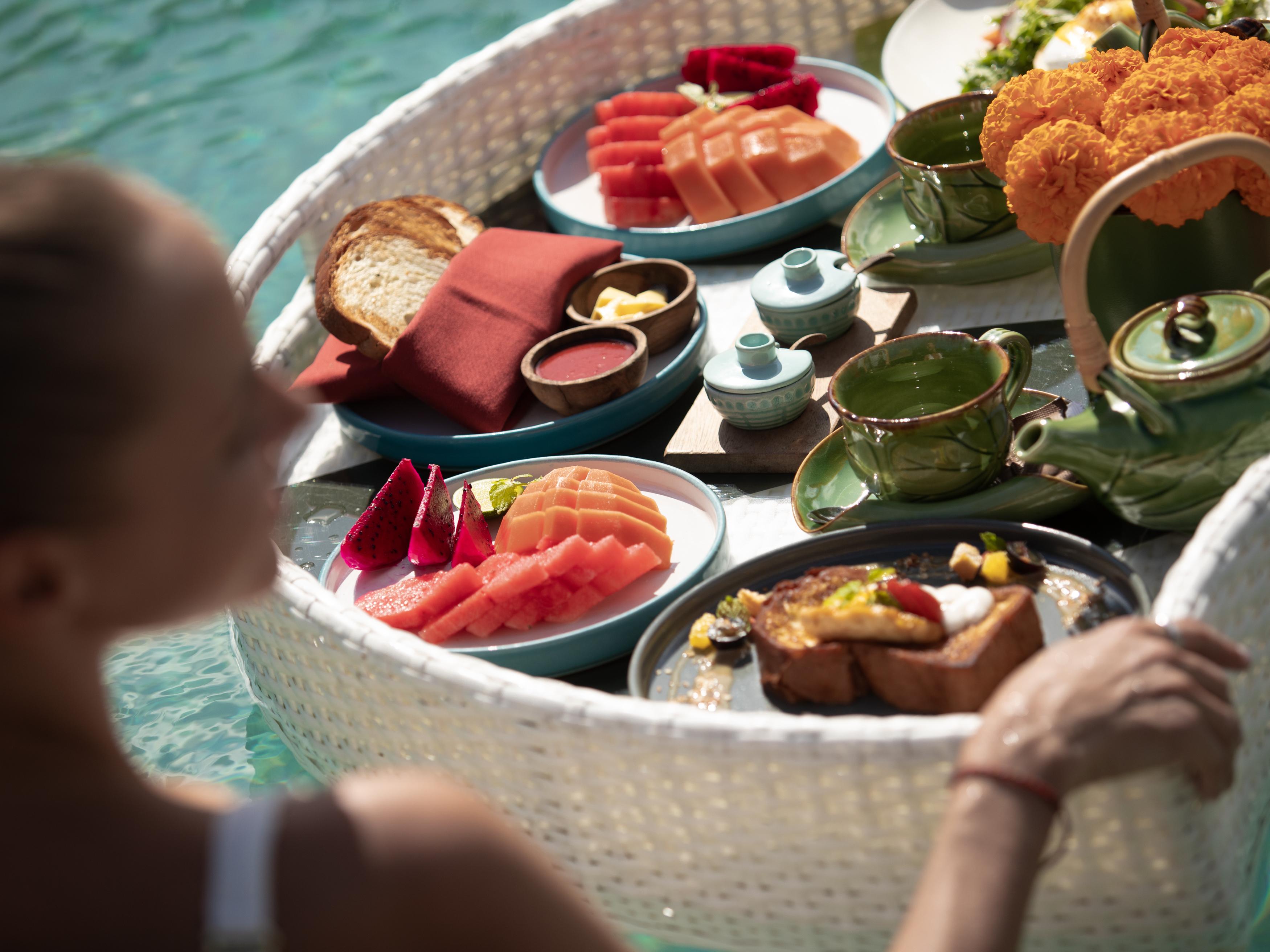 מלון אובוד Adiwana Suweta מראה חיצוני תמונה A floating breakfast at Alila Villas Uluwatu