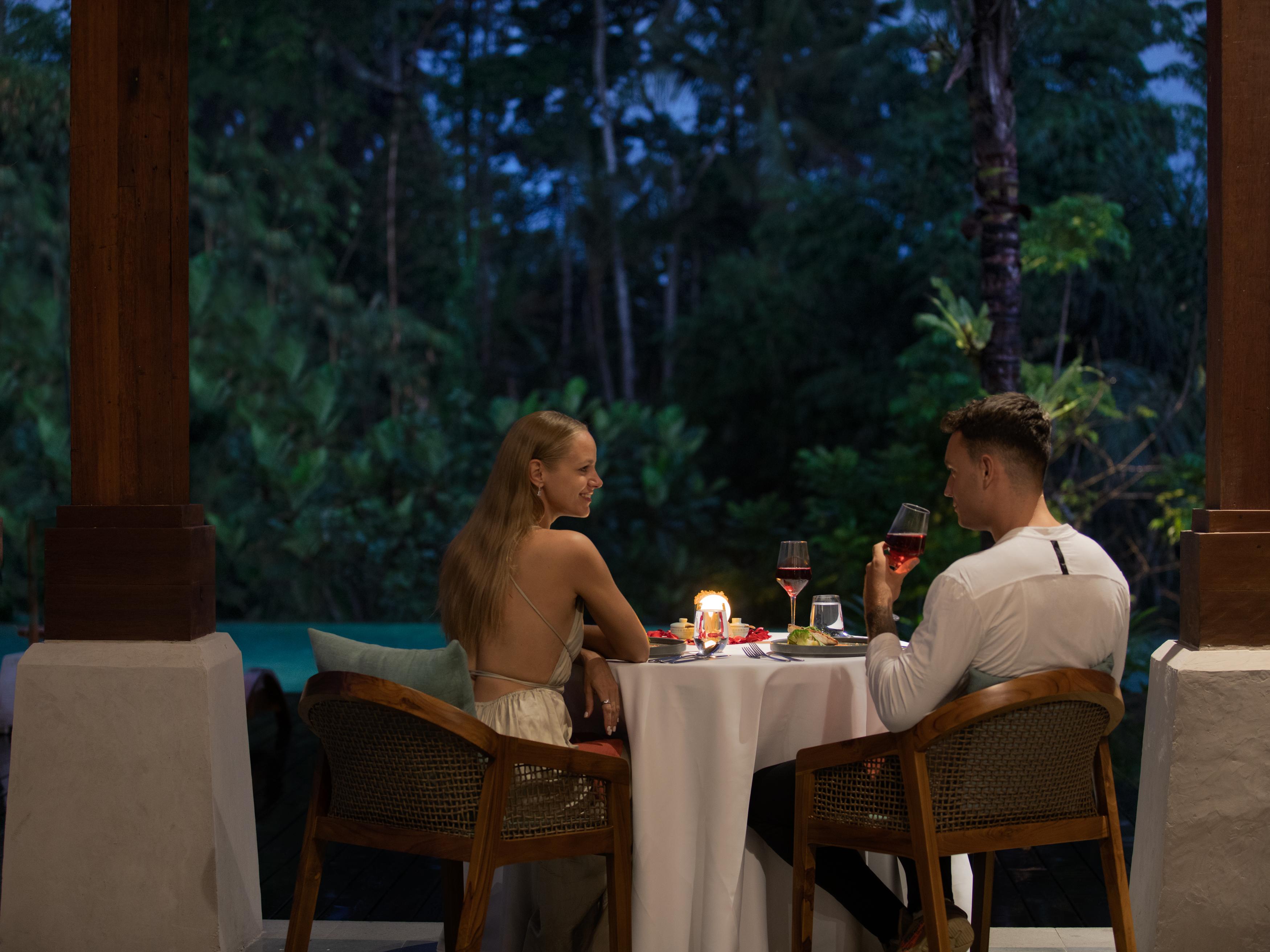מלון אובוד Adiwana Suweta מראה חיצוני תמונה A couple dining at a resort in Bali, Indonesia