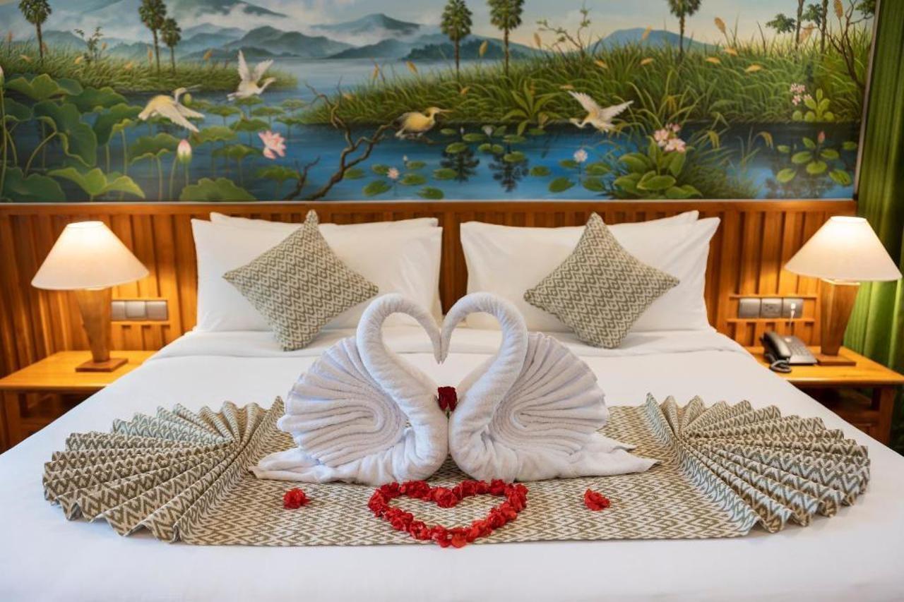 מלון אובוד Adiwana Suweta מראה חיצוני תמונה A bed with a towel swan