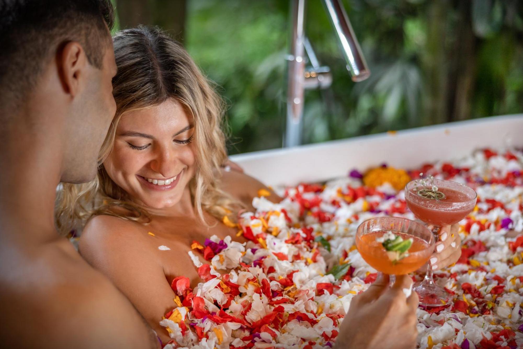 מלון אובוד Adiwana Suweta מראה חיצוני תמונה A couple in a flower bath
